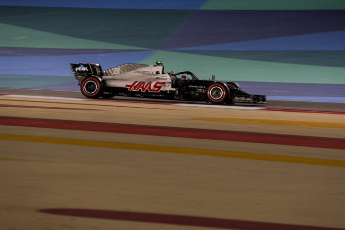 Kevin Magnussen é o 18º.