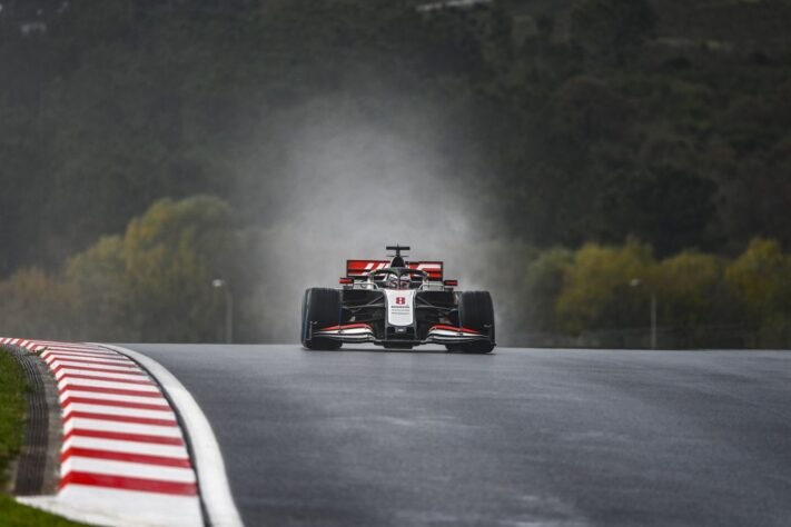 Romain Grosjean foi forçado a abandonar no fim.