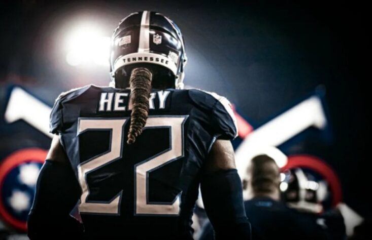 Derrick Henry - Uma besta enjaulada com ódio. Líder em jardas corridas na NFL, rei do stiff arm e máquina de anotar touchdowns.