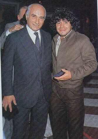 Ídolos da Argentina lado a lado: Fangio e Maradona