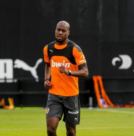 FECHADO - O Atlético de Madrid anunciou a contratação do volante francês Geoffrey Kondogbia. O jogador de 27 anos chega do Valencia e assina por quatro temporadas. O valor da negociação não foi revelado.