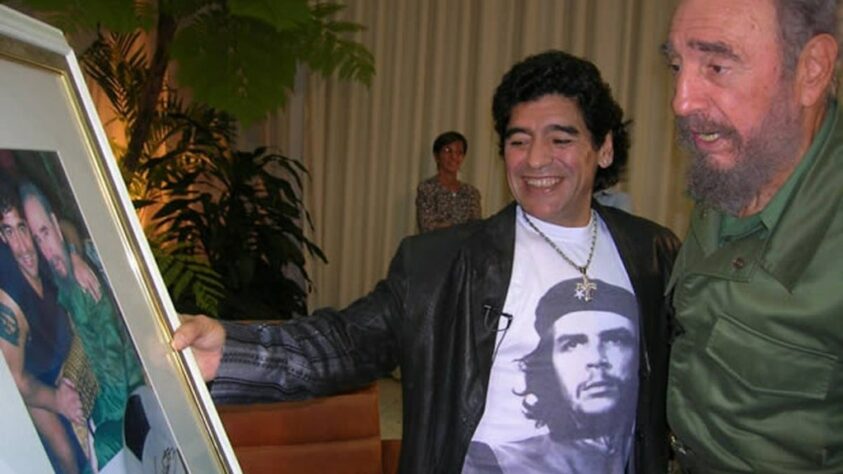 Maradona foi um dos jogadores que mais se envolveu com política na história do esporte. O argentino, declaradamente de esquerda, tornou-se amigo pessoal de nomes importantes da política mundial, como o finado ex-presidente cubano Fidel Castro (que curiosamente também faleceu em um dia 25 de novembro), o também falecido Hugo Chaves, Lula, Evo Morales, entre outros.