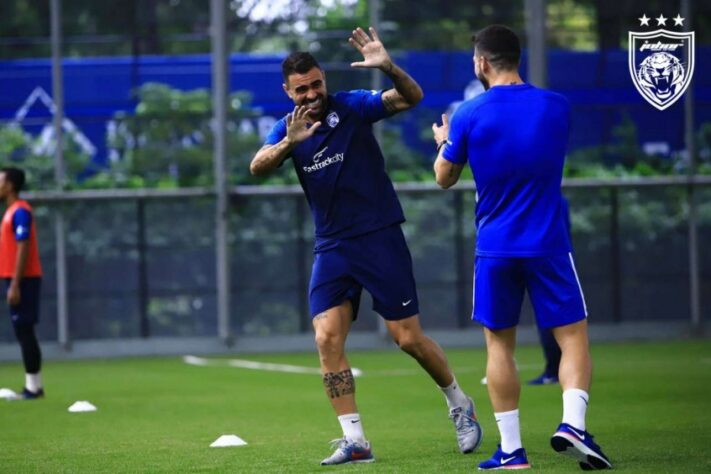 FECHADO - Principal destaque do Johor, da Malásia, nas últimas duas épocas, o zagueiro Maurício, ex-Sporting e Palmeiras, renovou contrato com o clube para as próximas três temporadas. 