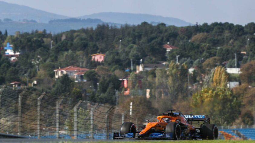 Carlos Sainz terminou a sexta-feira apenas em 14º.