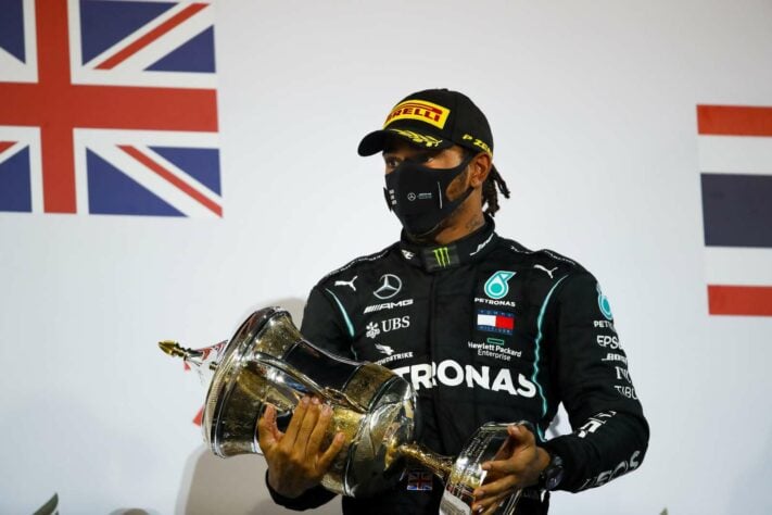 1) Lewis Hamilton é quem mais recebe. O heptacampeão, que renovou com a Mercedes para 2021, ganha £ 40 milhões (R$ 299,7 milhões)