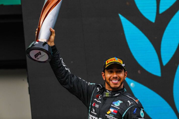 21ª posição: Lewis Hamilton (Inglaterra): Mercedes (F1) - recebe 65 milhões de dólares (aproximadamente R$ 325 milhões)