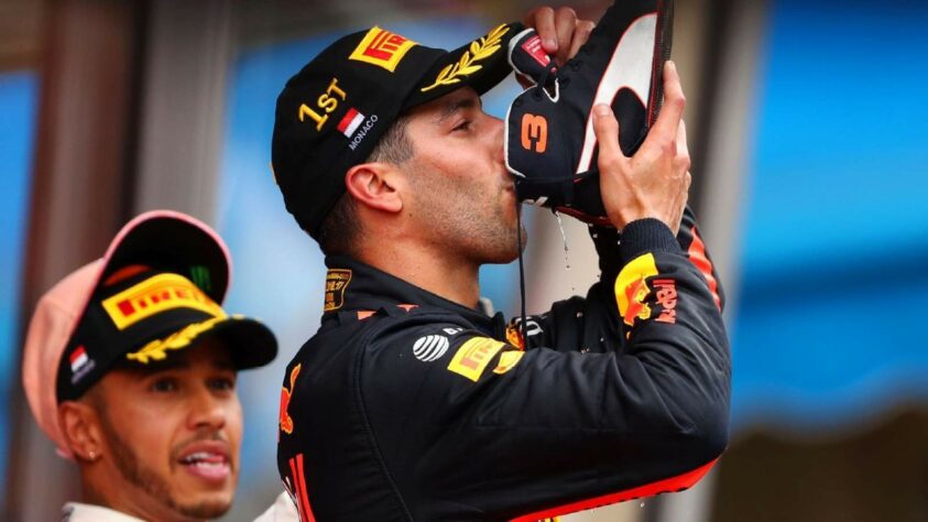 Diante da família real monegasca, Ricciardo não se conteve e comemorou com o já famoso shoey em 2018