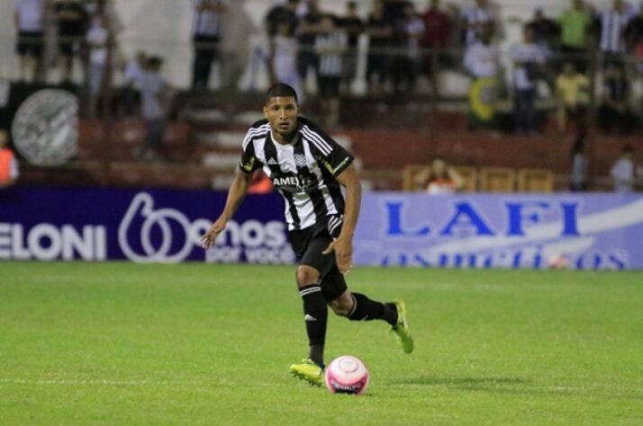 ESQUENTOU - Segundo informações de veículos tanto de Goiás como de Santa Catarina, o zagueiro/volante Pereira está em fase avançada de negociação para deixar o Figueirense para reforçar uma equipe da Série A do Brasileirão, o Atlético-GO.