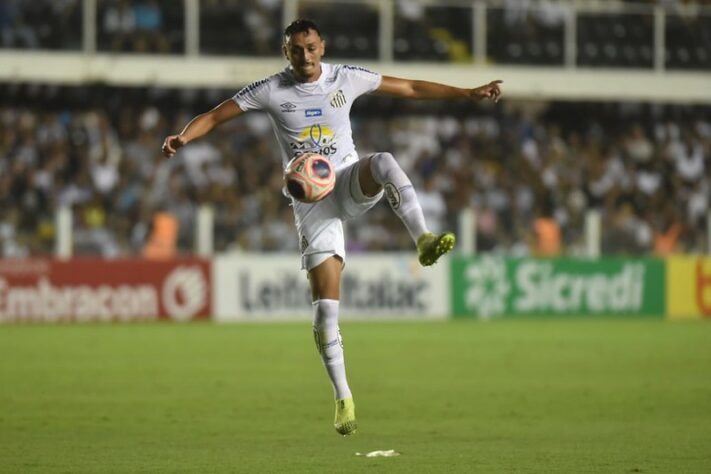 Volante Diego Pituca: titular absoluto, tem contrato até dezembro de 2027 e segue nos planos para o próximo ano.