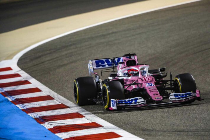 Sergio Pérez larga no quinto posto em Sakhir.