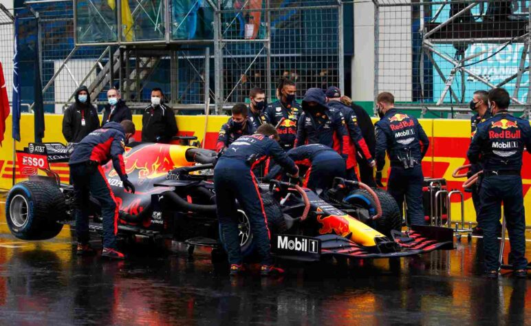 Max Verstappen teve um dia para esquecer em Istambul.