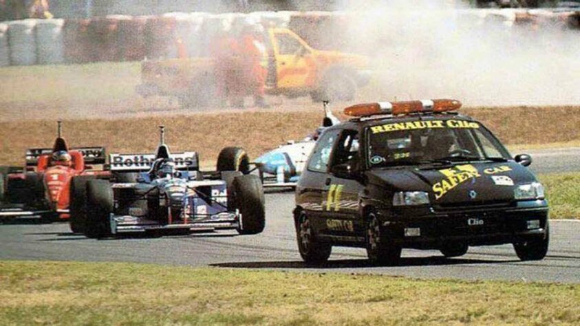 Na Argentina, em 1996, foi a vez de um Renault Clio entrar na pista após acidentes de Luca Badoer e Pedro Paulo Diniz