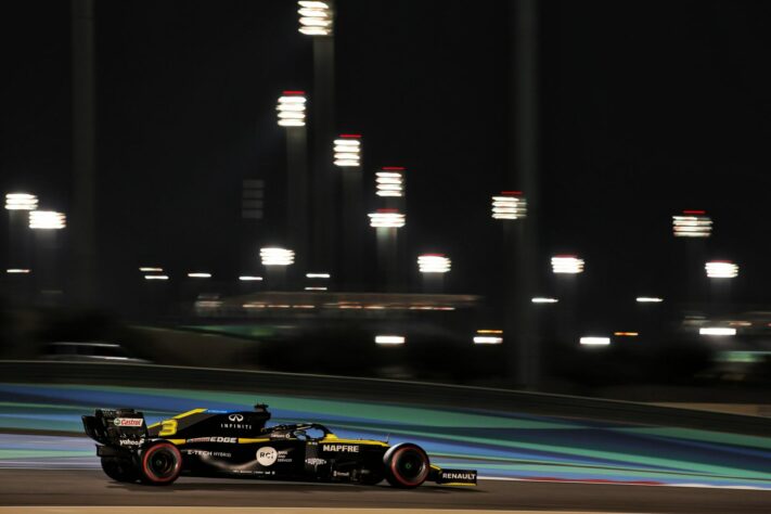 Ricciardo desfila na noite de Sakhir.