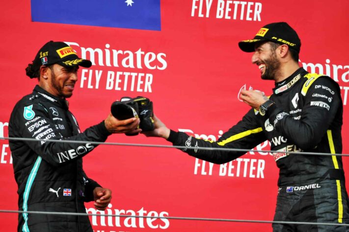 Um brinde para Ricciardo! Após esquecer o shoey no GP de Eifel, a comemoração voltou em Ímola