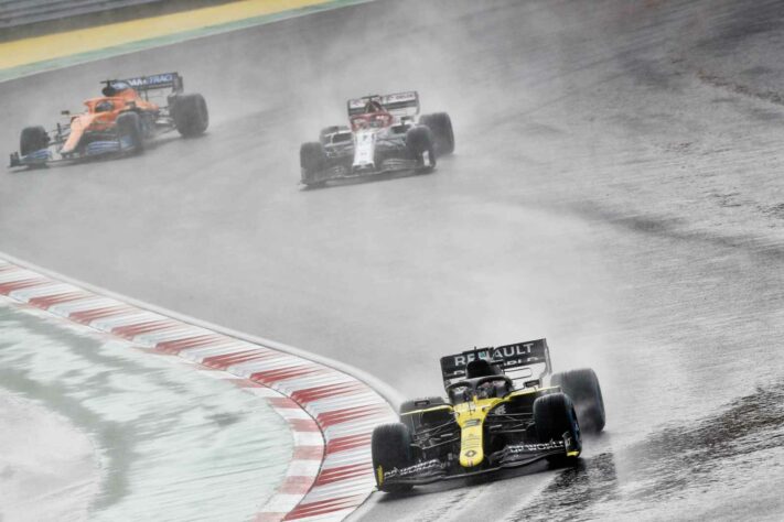 Também foi protagonista de toque com Esteban Ocon na largada.