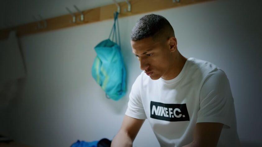 O atacante Richarlison, do Everton e da Seleção Brasileira, é bastante ativo nas redes sociais. Com gancho na personalidade do jogador, a Nike lançou um vídeo de 45 segundos com o atacante falando sobre sua luta por uma sociedade mais justa. A campanha global tem o nome de "Vai no Novo". Relembre diversas vezes nas quais Richarlison mandou a real no Twitter, seja com bom humor ou com seriedade.