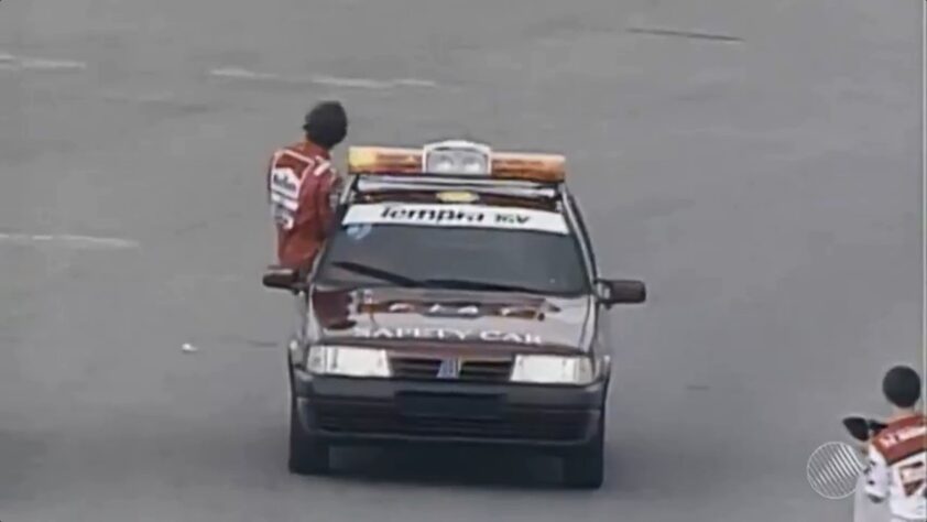 Ao longo dos anos, os carros mudaram. No GP do Brasil de 1993, um Fiat Tempra entrou durante a tempestade e carregou Ayrton Senna para o pódio