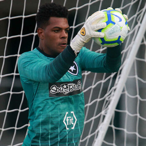  Outro jogador que está deixando o Botafogo é o goleiro Saulo, que também não teve o contrato renovado.