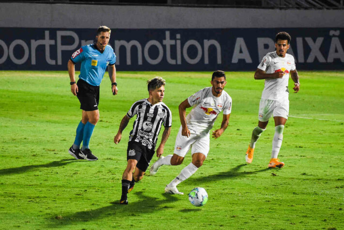 Neste domingo, Santos e Red Bull Bragantino ficaram em empate por 1 a 1 no estádio Nabi Abi Chedid, em Bragança Paulista (SP). O gol do Santos saiu após jogada de Soteldo, que desviou no rival Léo Ortiz e entrou. O venezuelano foi o melhor do Peixe no duelo. Veja as notas do LANCE! para o Santos.