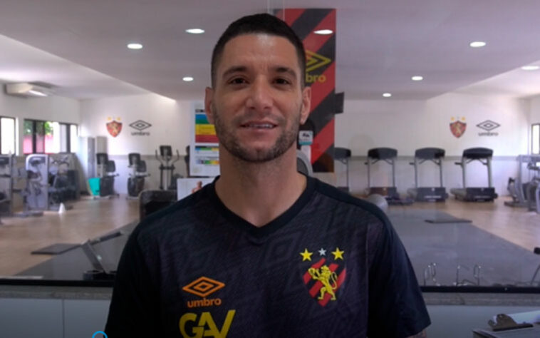 THIAGO NEVES - Sport (C$ 4,25) - Com dois gols e duas assistências no Brasileirão, o armador é o principal candidato a conduzir o Leão à vitória contra o Atlético Goianiense em casa. Desvalorizado, tem boas chances de render cartoletas, caso pontue com decisões na segunda-feira. Seu time precisa do triunfo para se distanciar da zona de rebaixamento e assim ele pode ser uma boa opção para quem precisa economizar.