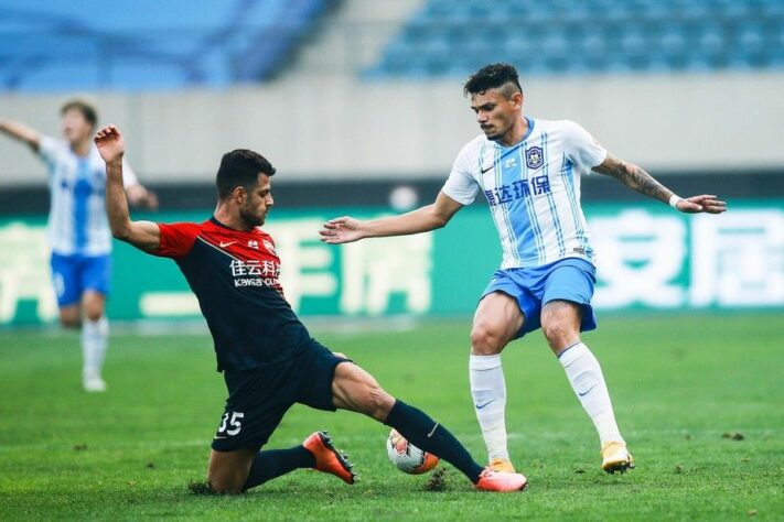 Tiquinho Soares (30 anos) - atacante - Time: Tianjin Teda - contrato até dezembro de 2023.