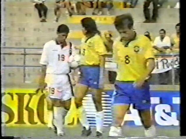 Venezuela 1 x 5 Brasil - Eliminatórias da Copa do Mundo de 1994 - Atuando em San Cristóbal, a Seleção goleou mais uma vez, com gols de Raí (2), Branco, Bebeto e Palhinha. Juan García descontou para os venezuelanos.