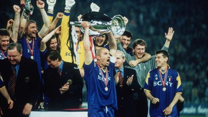 Logo depois dele, o mesmo aconteceu com o italiano Gianluca Vialli (levantando a taça), entre 98 e 2000 - faturou cinco taças, incluindo a Copa da Inglaterra e a Copa da Uefa - hoje Liga Europa.