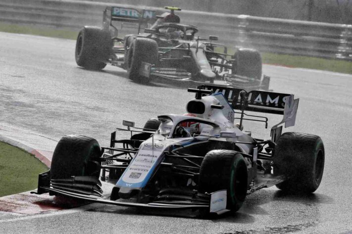 Piloto inglês bateu na entrada do pit-lane e danificou asa dianteira.