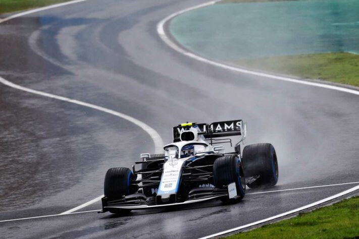 Piloto rapidamente tomou volta e abandonou após toque com Romain Grosjean.