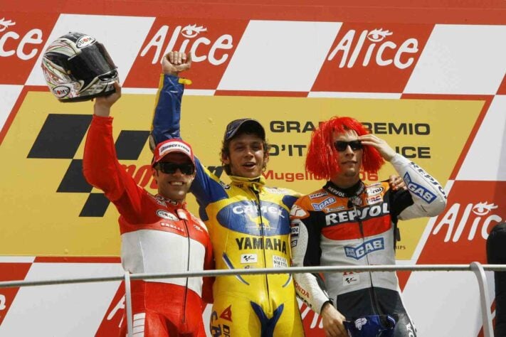 Rossi subiu ao degrau mais alto do GP da Itália de 2006, sua 55ª vitória na MotoGP e quinta consecutiva em casa