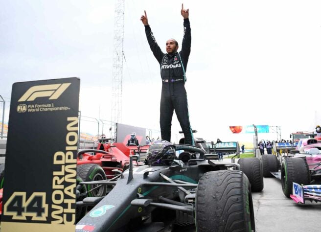 2020 foi o ano do Lewis Hamilton. Relembre as 11 vitórias do heptacampeão na temporada (Por GRANDE PRÊMIO). 