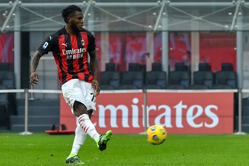 ESQUENTOU - Arsenal e Tottenham irão batalhar pela contratação de Franck Kessie, meio-campista do Milan, segundo o portal “Calciomercato”. O jovem de 23 anos é um dos destaques da boa campanha do clube italiano nesta temporada e tem contrato até 2022. O valor da multa do marfinense é de 45 milhões de libras (R$ 305,5 milhões).