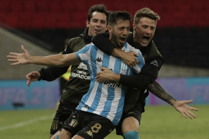 RACING | SOBE: Apesar de ter desfalques, o Racing mostrou estofo para conquistar a vaga em pleno Maracanã - e nos pênaltis, após um balde de água fria nos acréscimos. Foi aguerrido, mesmo dando espaços e demonstrar pouco poder nos contragolpes. | DESCE: Desde o primeiro tempo, mesmo com o placar adverso (0x0) por conta do critério de gol qualificado, o time de Sebastián Beccacece fez cera e não escondeu que queria arrastar o jogo até o limite. Foi muito mal no jogo aéreo defensivo. Mas saiu com a vaga.