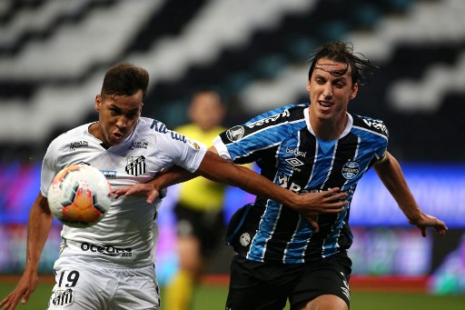 Grêmio - Sobe: A marcação pressão ofereceu perigo ao Santos várias vezes e não deixou que os visitantes tivessem paz na saída de bola. / Desce: Faltou alguém para desequilibrar o jogo, não conseguindo acionar os homens de destaque do time.