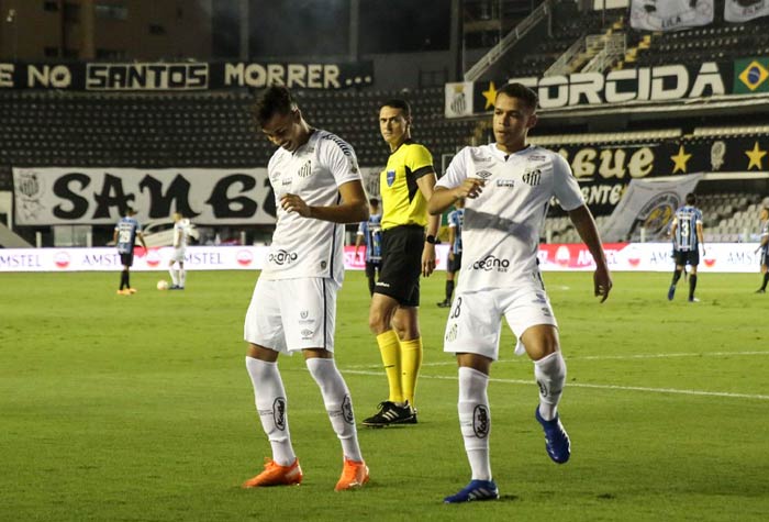 O Santos está na semifinal da Copa Libertadores. A equipe paulista aproveitou os vacilos dos visitantes e venceu o Grêmio por 4 a 1, na noite desta quarta-feira, na Vila Belmiro. O jovem Kaio Jorge foi o destaque do Alvinegro Praiano. Veja as notas do LANCE! para o Peixe na partida e os pontos positivo e negativo do Imortal. (por Redação São Paulo)