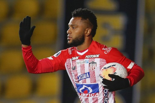 ESQUENTOU - O atacante Borja pode não vestir novamente a camisa do Palmeiras. Vivendo grande fase no futebol colombiano, o atleta tornou-se um dos principais nomes da equipe do Junior Barranquilla e, com isso, o clube sinalizou com a possibilidade de contratar o atleta em definitivo. Segundo apurou o LANCE!/NOSSO PALESTRA, o valor da transferência é de 4,5 milhões de dólares (cerca de R$23 milhões, na cotação atual) para obter 50% dos direitos econômicos do jogador. O Boca Juniors também monitora a situação do atleta.