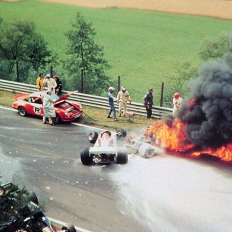 No GP da Alemanha de 1976, a Ferrari de Niki Lauda pegou fogo após uma forte batida. Mesmo com queimaduras, o austríaco voltou a competir e levou dois títulos.