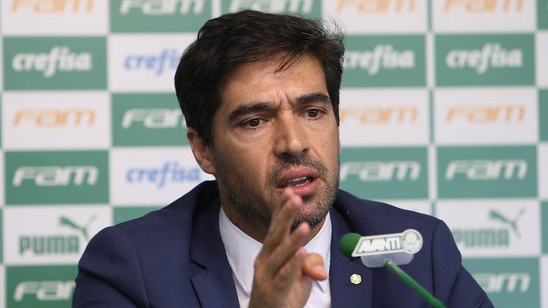 10 - “Não ganhamos um c...” - Apesar do início repleto de boas partidas, resultados expressivos e classificação às semifinais da Libertadores e Copa do Brasil, a mentalidade que Abel Ferreira quer implementar no elenco (e no Palmeiras como um todo) é de ‘pés no chão’ e humildade. Na coletiva de imprensa após a vitória por 3 x 0 sobre o Athletico-PR, o técnico frisou: “Vão começar a falar bem da nossa equipe, mas ainda não ganhamos um c…. Minha mãe sempre disse três palavras mágicas. Lembrem-se bem: 'Disciplina, trabalho duro e o vosso talento'. E é dar consistência a isso, o que é o mais difícil. Parabéns pelo jogo e obrigado".