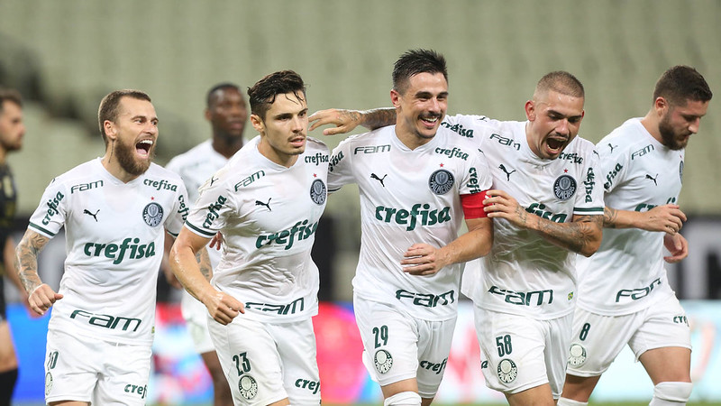 Disputa da Copa do Brasil – O desempenho deste ano do Alviverde Imponente no torneio nacional de mata-mata, a Copa do Brasil, também é digno de nota. Tendo entrado nas oitavas de final contra o Red Bull Bragantino, o Palmeiras fez 3 a 0 no jogo de ida, em Bragança, e também venceu na volta, por 1 a 0. Nas quartas, o adversário foi o sólido Ceará de Guto Ferreira, que foi batido por 3 a 0 no Allianz Parque e empatou por 2 a 2 na Arena Castelão. Agora, o Verdão tem pela frente a semifinal contra o América-MG de Lisca. Caso avance, enfrentará o rival São Paulo ou o Grêmio na decisão.