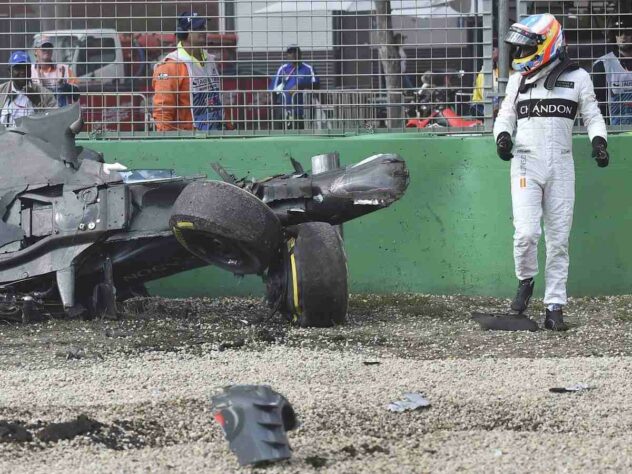 Alonso foi protagonista de um acidente impressionante com Esteban Gutiérrez na Austrália em 2016, mas sofreu apenas fraturas na costela.