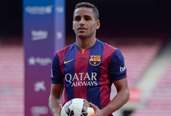 Douglas (Barcelona): Contratação questionada e que pegou muitos de surpresa desde o começo, Douglas foi contratado pelo Barcelona após atuar pelo São Paulo e o resultado era o que a maioria esperava, somente oito jogos pelos culés e muitos empréstimos.