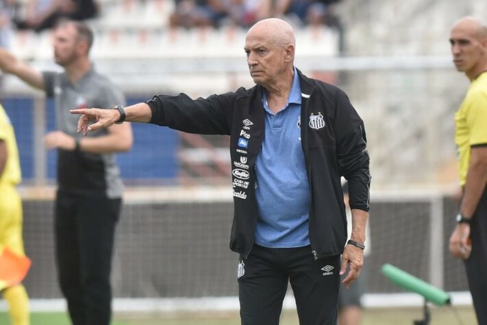 Jesualdo Ferreira chegou ao Santos em 2020. O português teve seis vitórias, quatro empates e cinco derrotas, com aproveitamento de 48,8%.