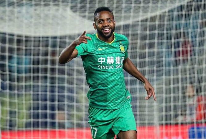 Bakambu - Formou o ataque da França com Griezmann no Mundial Sub-20. Cria do Sochaux, defendeu também o Bursaspor, da Turquia, Villarreal e está no Beijing Guoan, da China, desde 2018.