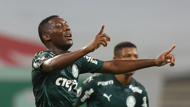 4 - Trabalho ainda mais intenso com a base – O surto de Covid-19 também ‘forçou’ Abel a utilizar, de forma nunca antes vista na história do Palmeiras, as categorias de base. A título de exemplo, na partida de ida contra o Delfín-EQU pelas oitavas da Libertadores, 100% do banco de reservas do Verdão foi composto por jogadores das categorias Sub-20 e Sub-17, algo inédito em mais de 100 anos de história. Jovens como Fabrício e Marcelinho ganharam chances como titulares em algumas ocasiões. Outros mais rodados, como Danilo, Gabriel Menino e Renan se consolidaram ainda mais e Patrick de Paula, que vinha perdendo espaço com Luxemburgo e Andrey Lopes, reassumiu a vaga de titular em alguns jogos, fez gols e recuperou a moral com a torcida.