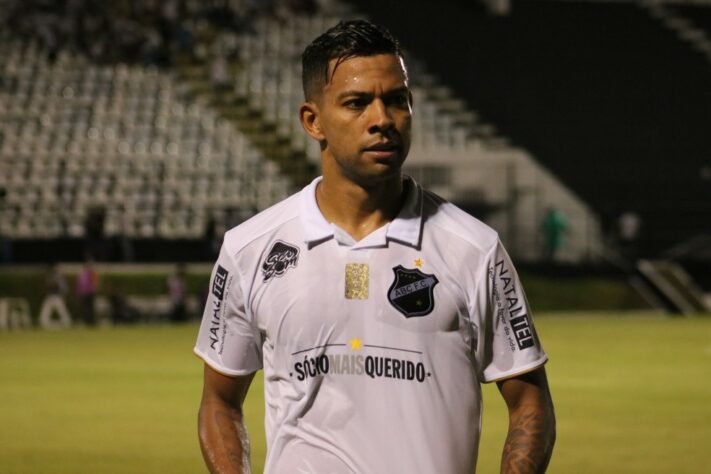 Após rodar por clubes como Athletico-PR, Cruzeiro e Botafogo, WALLYSON, de 32 anos, disputa a Série D pelo ABC.