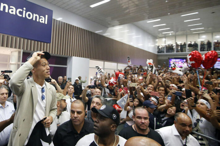 Aerohonda - No início de fevereiro, o japonês foi recebido pela torcida do Botafogo no aeroporto do Galeão. Com muita festa e ao som do hino do clube, o meio-campista chegou com status de craque mundial e trouxe muita euforia para a temporada do Glorioso.