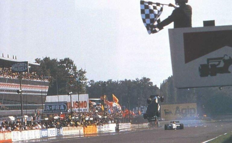 Christian Fittipaldi literalmente deu um looping ao tocar com o companheiro Pierluigi Martini na Itália, em 1993. Saiu ileso.