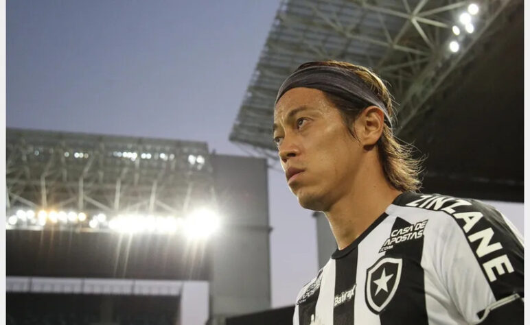 ESQUENTOU - O meio-campista Keisuke Honda, que deixou o Botafogo recentemente, está perto de ser anunciado pelo Portimonense, de Portugal. Segundo informações da imprensa lusitana, o japonês já está na cidade de Portimão para ser anunciado. O jogador de 34 anos assinará contrato por seis meses, até o fim da temporada europeia, com opção de renovação por mais um ano.