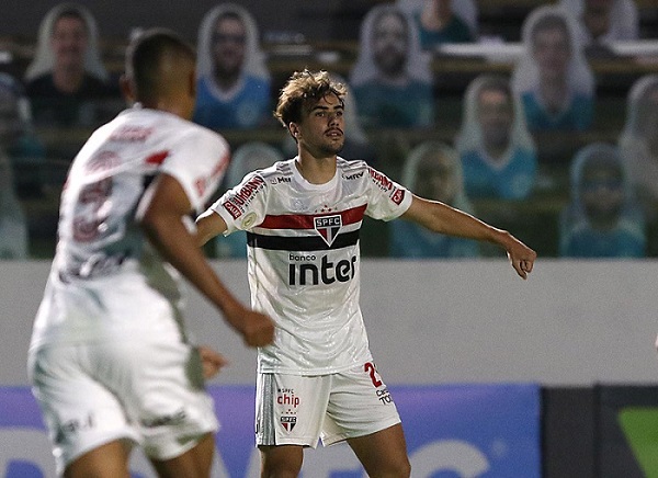 Em jogo atrasado da 1ª rodada do Brasileirão, o São Paulo venceu o Goiás, na Serrinha, por 3 a 0. Com o resultado, a equipe paulista assumiu a liderança do Campeonato Brasileiro. Igor Gomes abriu o placar para os visitantes e foi o destaque do jogo. Veja as notas do LANCE! para o Tricolor na partida e os pontos positivo e negativo do Esmeraldino. (por Redação São Paulo)