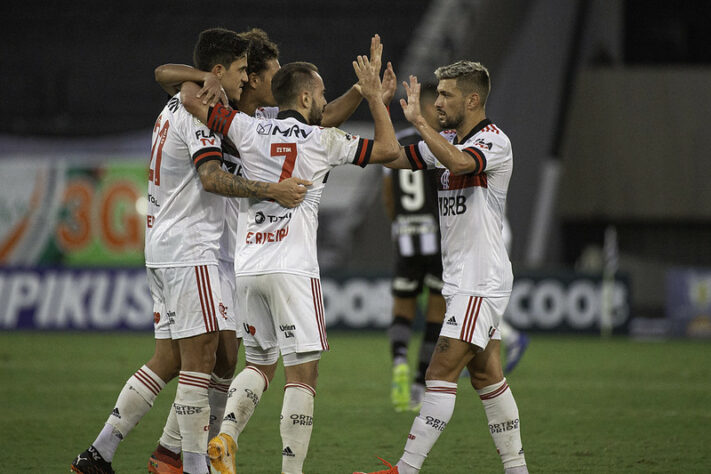 No último sábado, com a vitória sobre o Botafogo por 1 a 0, pelo Brasileiro, o Flamengo ultrapassou a marca de 100 gols na temporada. Ao todo, são 101 marcados em 55 jogos, com 22 atletas indo às redes. Um gol foi contra (emconfronto diante da Portuguesa-RJ), vale lembrar.